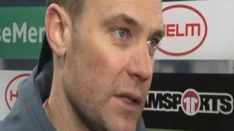 领袖奋力拼搏负伤，赛季戛然而止！